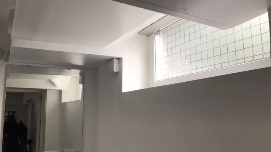 Nytt fönster och ventilation i badrummet av lägenheten 2