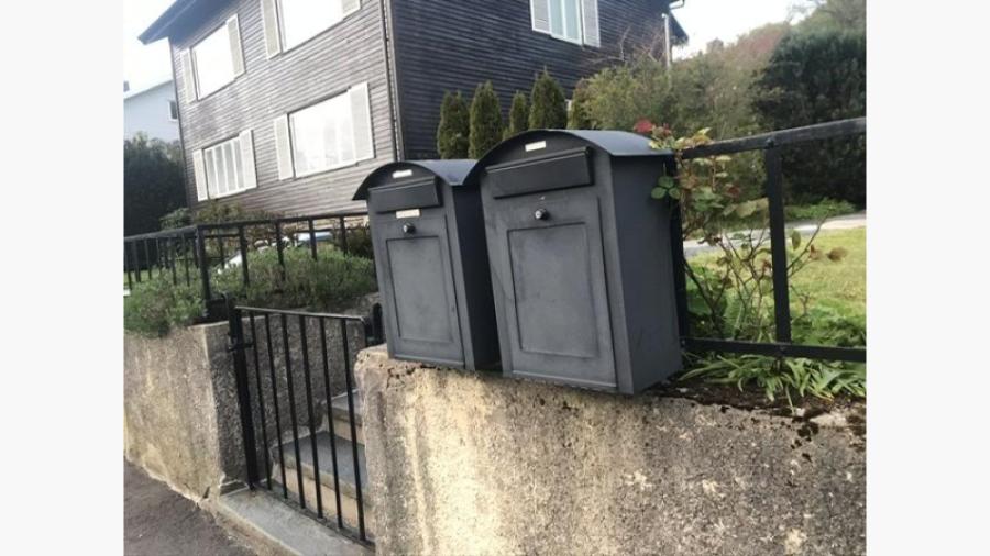 2 brevlådor, det är trångt hos oss