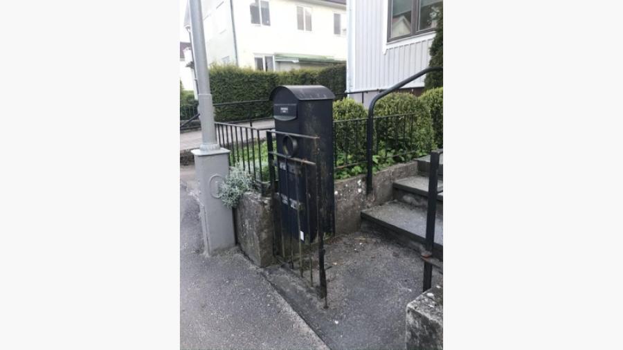 Stor brevlåda på grinden, töms på insidan